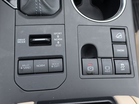 Used 2024 Toyota Highlander XLE AWD/4WD image 28