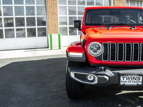 Used 2025 Jeep Wrangler Unlimited Sahara AWD/4WD image 40