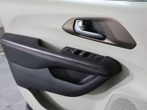 Used 2017 Chrysler Pacifica Touring-L image 11