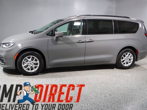 Used 2022 Chrysler Pacifica Touring-L image 10