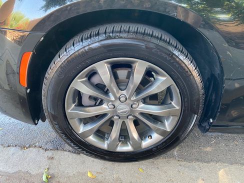 Used 2019 Chrysler 300 Limited AWD/4WD image 24