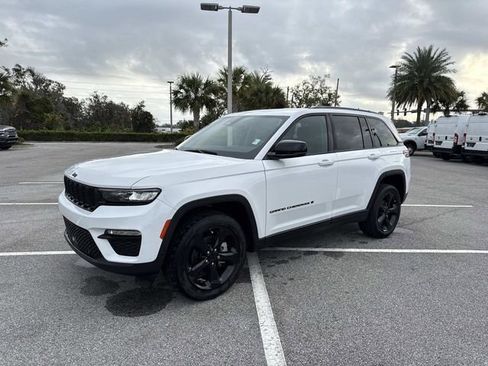 Used 2023 Jeep Grand Cherokee Limited w/ Black Appearance Package image 7