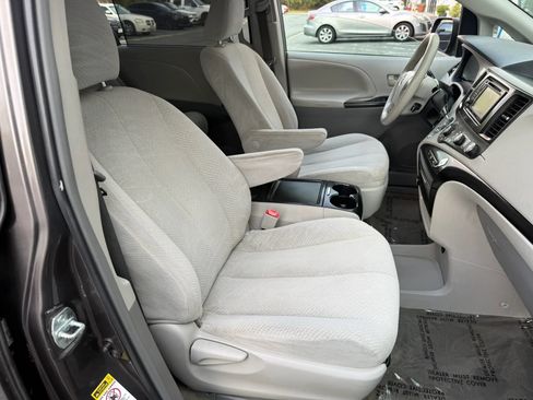 Used 2012 Toyota Sienna LE FWD image 20