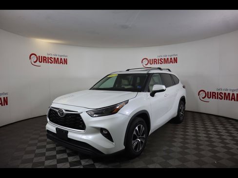 Used 2023 Toyota Highlander XLE image 3
