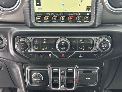 Used 2022 Jeep Wrangler Unlimited Sahara w/ Cold Weather Group image 17