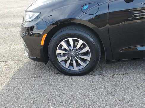 Used 2024 Chrysler Pacifica Select image 8