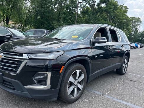 Used 2023 Chevrolet Traverse LT w/ LT Premium Package AWD/4WD image 2