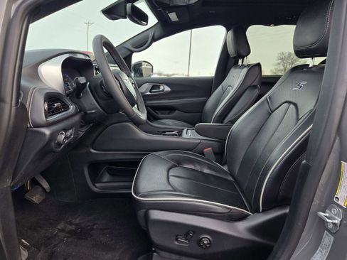 Used 2025 Chrysler Pacifica Limited image 13