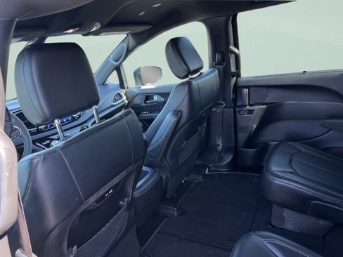 Used 2025 Chrysler Pacifica Select FWD image 23