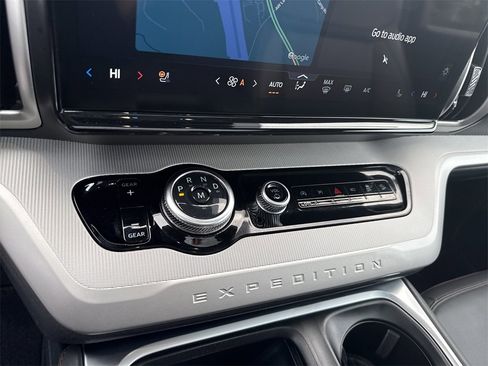 Used 2025 Ford Expedition Active image 32