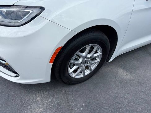 Used 2023 Chrysler Pacifica Touring-L FWD image 6