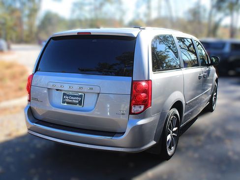 Used 2016 Dodge Grand Caravan SXT image 16