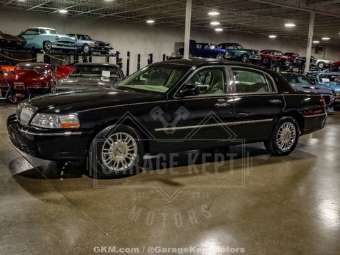 Used 2010 Lincoln Town Car Signature Limited image 4