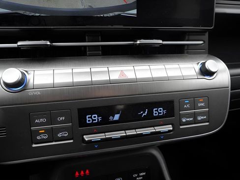 Used 2025 Hyundai Kona SEL image 21