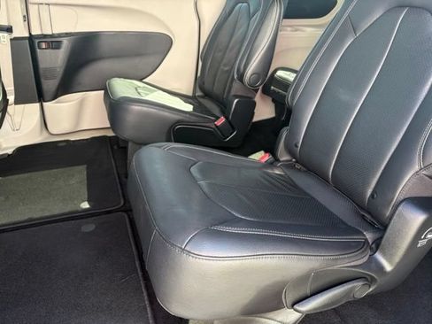 Used 2022 Chrysler Pacifica Touring-L FWD image 11