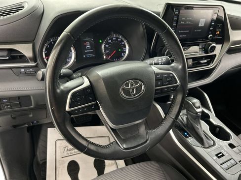 Used 2022 Toyota Highlander LE AWD/4WD image 4
