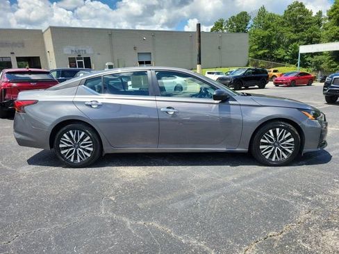Used 2025 Nissan Altima 2.5 SV FWD image 24