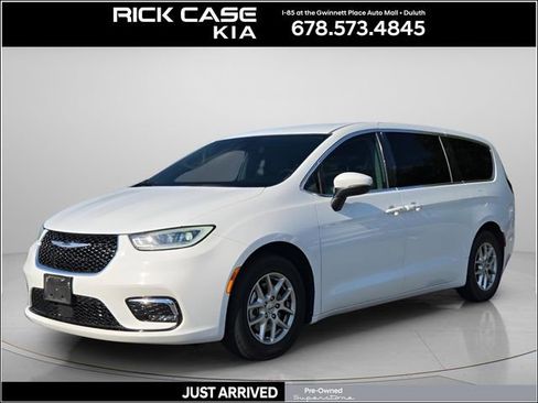 Used 2023 Chrysler Pacifica Touring-L FWD image 1