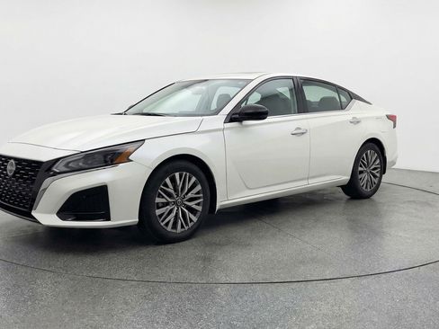 Used 2025 Nissan Altima 2.5 SV FWD image 3