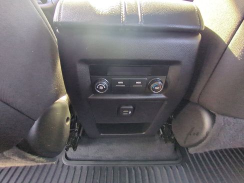 Used 2022 Chevrolet Traverse LT image 20