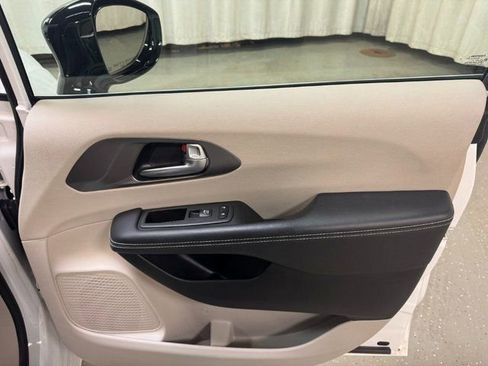 Used 2024 Chrysler Pacifica Touring-L image 31