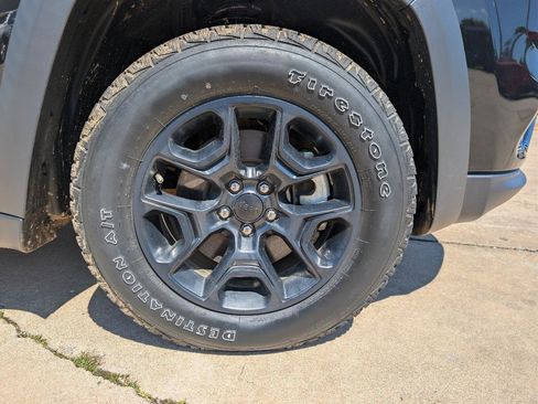 Used 2022 Jeep Cherokee Latitude AWD/4WD image 13