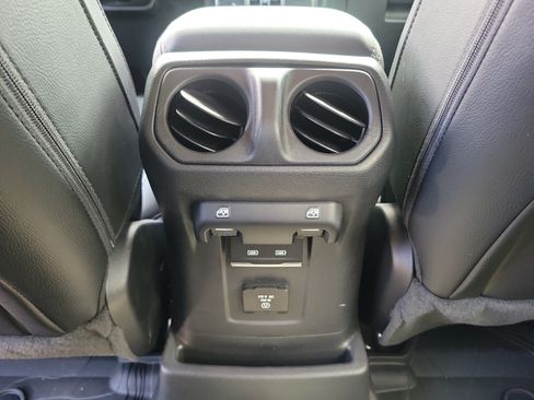 Used 2022 Jeep Wrangler Unlimited Sahara AWD/4WD image 11