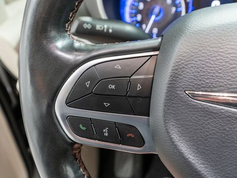 Used 2020 Chrysler Pacifica Touring-L image 23