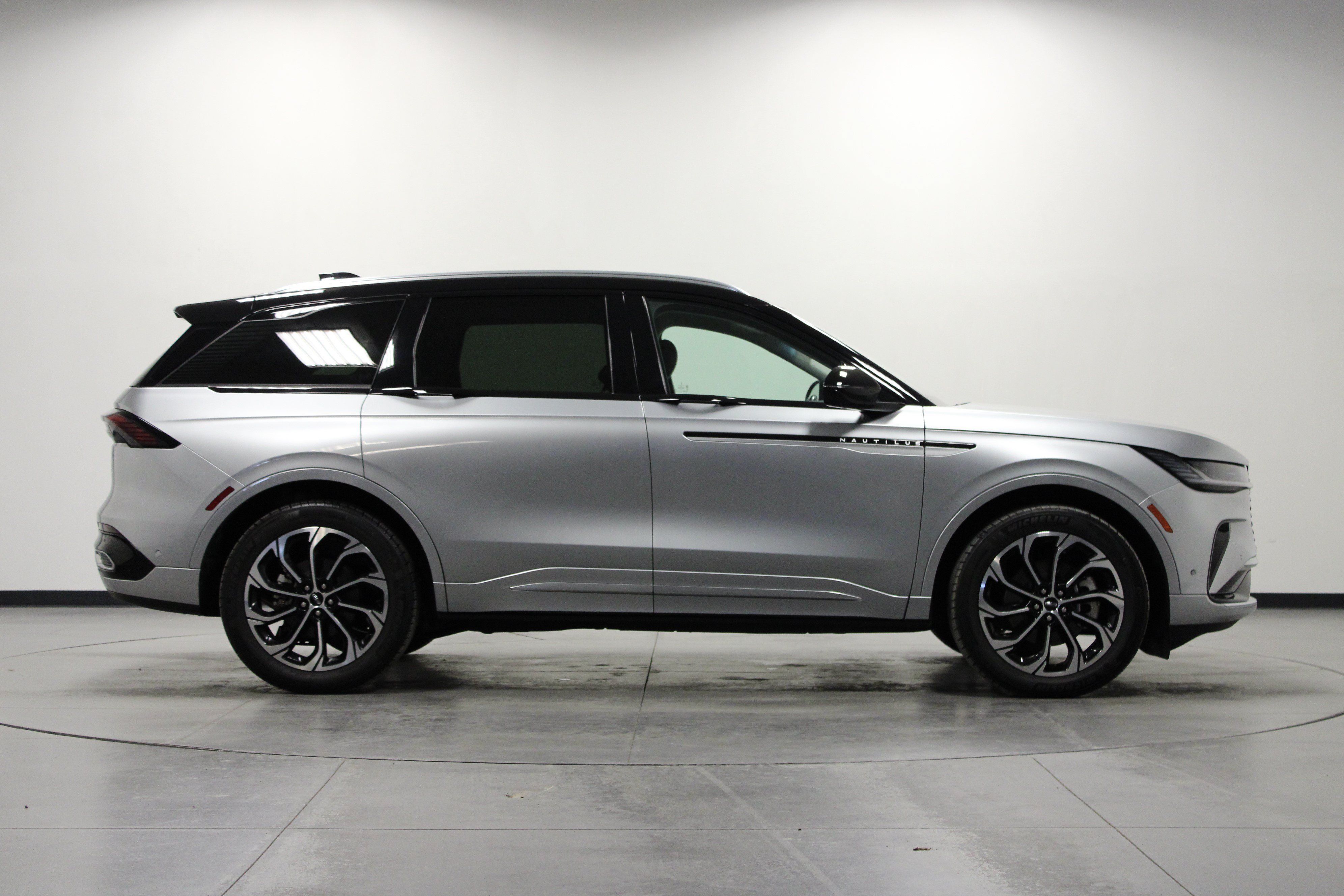 Used 2024 Lincoln Nautilus Reserve AWD/4WD image 3