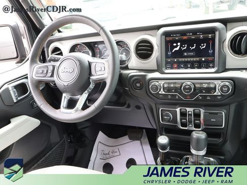 Used 2023 Jeep Gladiator Overland AWD/4WD image 13