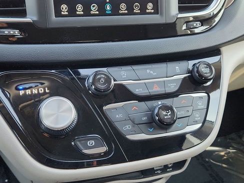 Used 2019 Chrysler Pacifica Touring-L image 43