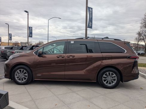 Used 2021 Toyota Sienna LE image 9
