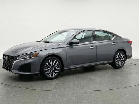 Used 2025 Nissan Altima 2.5 SV image 3