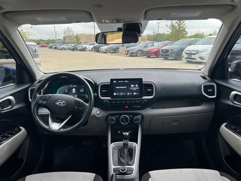 Certified 2025 Hyundai Venue SEL FWD image 20