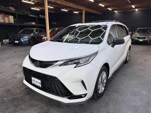 Used 2022 Toyota Sienna XSE w/ XSE Plus Package AWD/4WD image 5