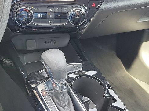 Used 2025 Chevrolet Trax LT FWD image 17