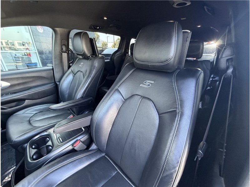 Used 2019 Chrysler Pacifica Touring-L Plus w/ Advanced Safetytec Group FWD image 19