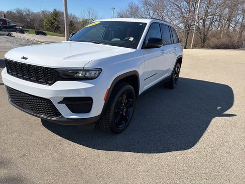Used 2023 Jeep Grand Cherokee Altitude image 3