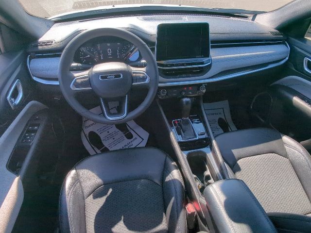 Used 2025 Jeep Compass Latitude AWD/4WD image 14