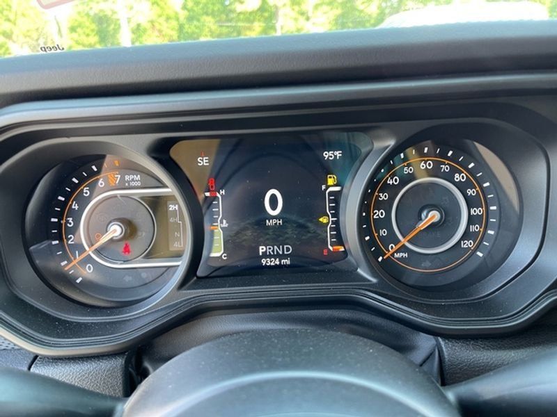 Used 2024 Jeep Gladiator Mojave w/ Technology Group AWD/4WD image 28