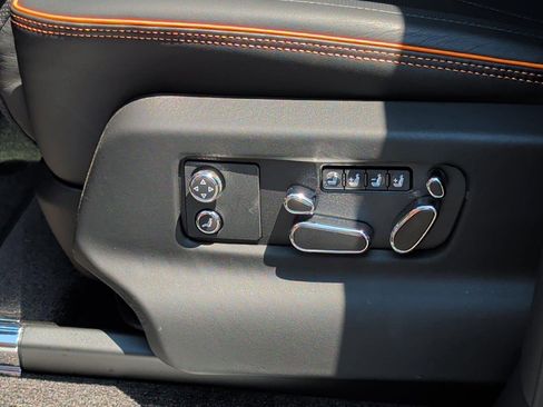 Used 2025 Bentley Bentayga AWD/4WD image 21