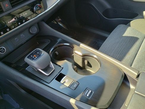 Used 2023 Nissan Rogue SV image 31