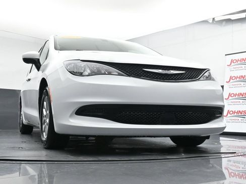 Used 2022 Chrysler Voyager LX image 33