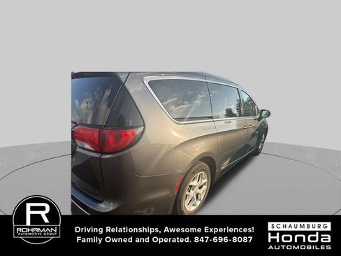 Used 2017 Chrysler Pacifica Touring-L Plus w/ Tire & Wheel Group FWD image 5