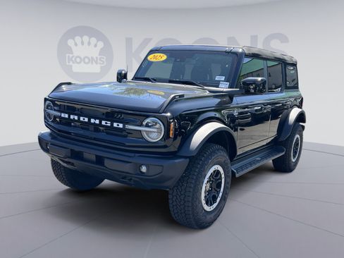 New 2025 Ford Bronco Outer Banks w/ Sasquatch Package AWD/4WD image 1