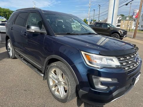 Used 2017 Ford Explorer XLT w/ Equipment Group 201A AWD/4WD image 4