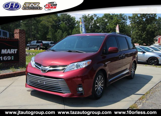 Used 2018 Toyota Sienna XLE Premium w/ Carpet Mat Package FWD image 3
