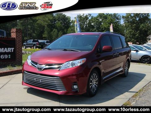 Used 2018 Toyota Sienna XLE Premium w/ Carpet Mat Package FWD image 3