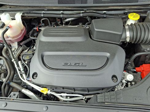 Used 2024 Chrysler Pacifica Touring-L FWD image 28