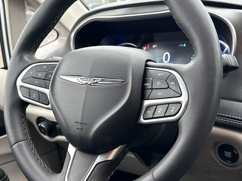 Used 2023 Chrysler Pacifica Touring-L image 15